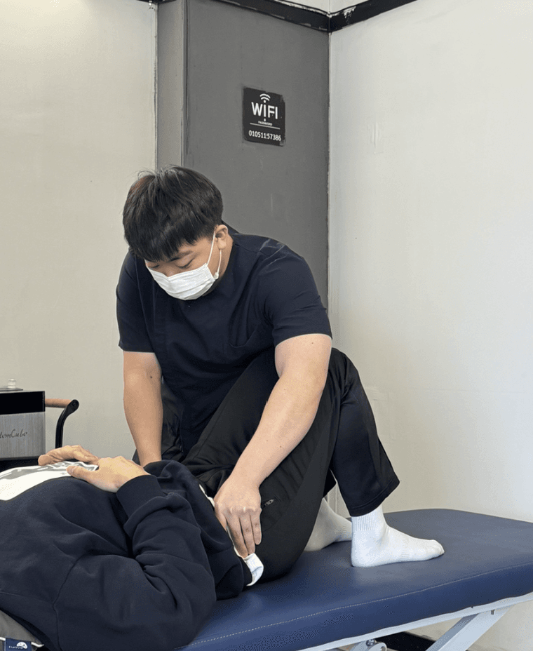 재활의정석 대표 황제원이 회원의 움직임을 평가하는 모습