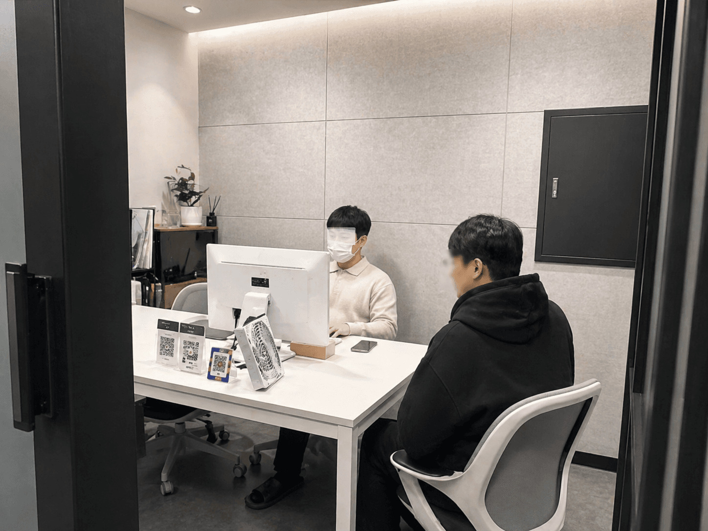 재활의정석 대표가 회원과 회복 설계서를 함께 작성하는 모습