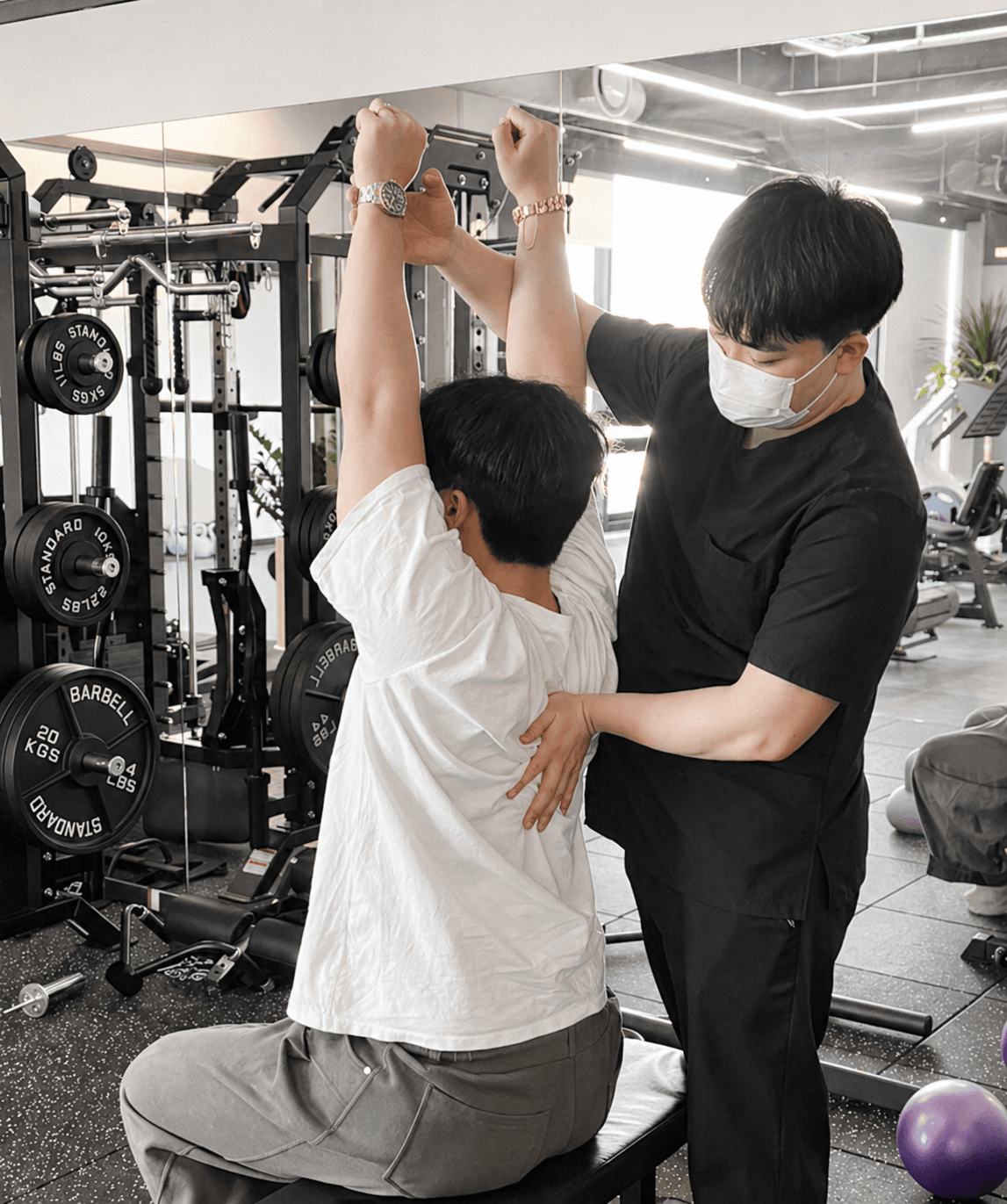 목·어깨 통증 운동 지도 장면
